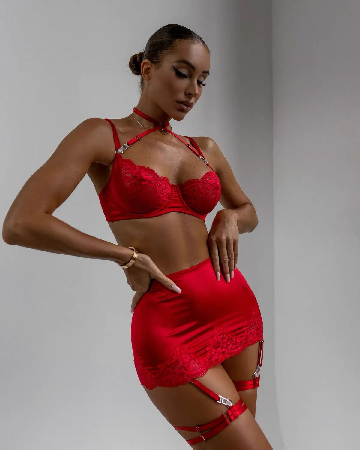 Conjunto Multifuncional con Tirantes de Cuello y Detalles Calados