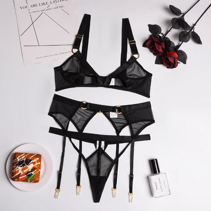 Conjunto de lencería de tres piezas con diseño calado