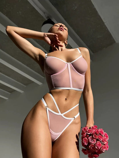 Conjunto de Lencería con Ballenas y Transparencia: Soporte Elegante y Toque Seductor